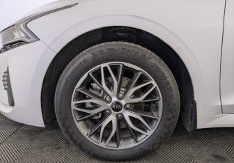 Подержанный автомобиль Kia K5 2020 года (12 фото)