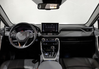Подержанный автомобиль Toyota RAV4 2020 года (14 фото)
