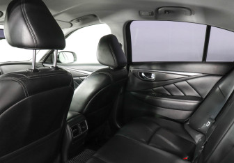 Подержанный автомобиль Infiniti Q50 2015 года (12 фото)