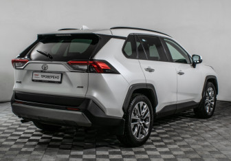 Подержанный автомобиль Toyota RAV4 2020 года (5 фото)