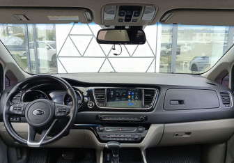 Подержанный автомобиль Kia Carnival 2018 года (12 фото)