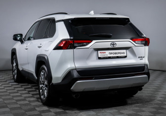 Подержанный автомобиль Toyota RAV4 2024 года (7 фото)