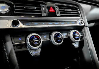 Подержанный автомобиль Genesis G70 2019 года (27 фото)