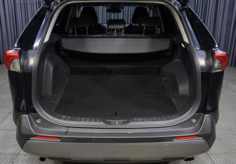 Подержанный автомобиль Toyota RAV4 2020 года (10 фото)