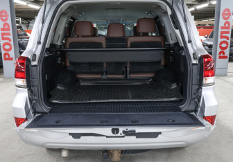 Подержанный автомобиль Toyota Land Cruiser Suv 2017 года (10 фото)