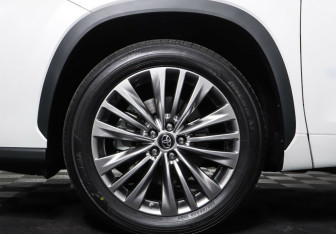 Подержанный автомобиль Toyota Highlander 2023 года (9 фото)