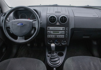 Подержанный автомобиль Ford Fusion 2005 года (13 фото)