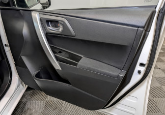 Подержанный автомобиль Toyota Auris Hatchback 2013 года (24 фото)