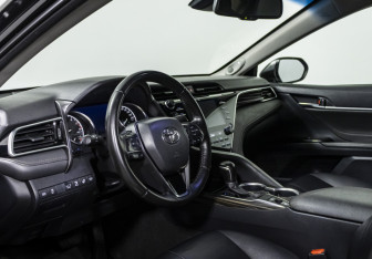 Подержанный автомобиль Toyota Camry Sedan 2020 года (10 фото)