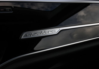 Подержанный автомобиль Audi A8 2023 года (27 фото)