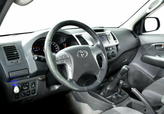 Подержанный автомобиль Toyota Hilux 2012 года (7 фото)