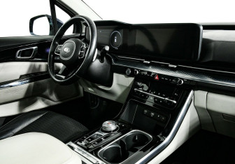 Подержанный автомобиль Kia Carnival 2021 года (7 фото)