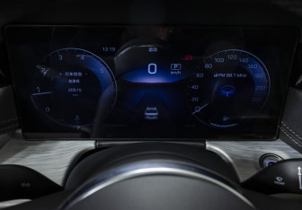 Подержанный автомобиль Hongqi H5 2024 года (12 фото)