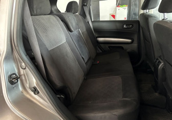 Подержанный автомобиль Nissan X-Trail 2011 года (10 фото)