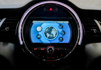 Подержанный автомобиль MINI Hatch 2020 года (15 фото)