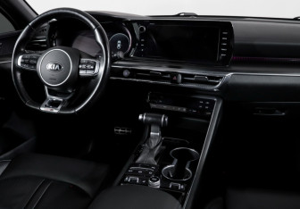 Подержанный автомобиль Kia K5 2021 года (11 фото)