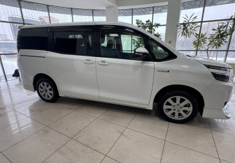 Подержанный автомобиль Toyota Voxy Minivan 2014 года (4 фото)