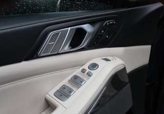 Подержанный автомобиль BMW X7 2020 года (27 фото)