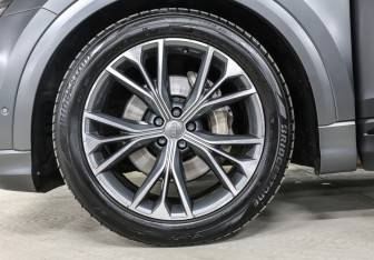 Подержанный автомобиль Audi Q8 2019 года (30 фото)