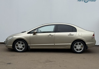 Подержанный автомобиль Honda Civic Sedan 2007 года (8 фото)