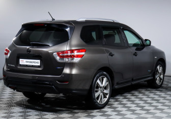 Подержанный автомобиль Nissan Pathfinder 2015 года (5 фото)