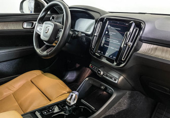 Подержанный автомобиль Volvo XC40 2019 года (9 фото)