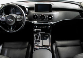 Подержанный автомобиль Kia Stinger 2019 года (11 фото)