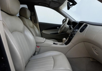 Подержанный автомобиль Infiniti QX50 2014 года (10 фото)