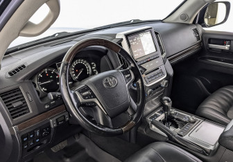 Подержанный автомобиль Toyota Land Cruiser Suv 2019 года (15 фото)