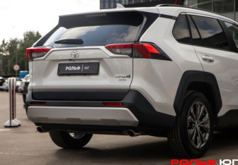 Подержанный автомобиль Toyota RAV4 2025 года (15 фото)