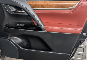 Подержанный автомобиль Lexus LX 2017 года (24 фото)