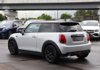 Подержанный автомобиль MINI Hatch 2020 года (7 фото)