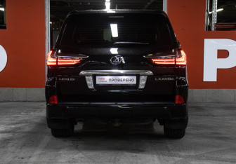 Подержанный автомобиль Lexus LX 2017 года (6 фото)