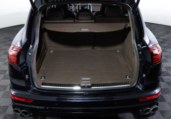 Подержанный автомобиль Porsche Cayenne 2015 года (10 фото)