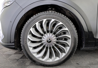 Подержанный автомобиль Voyah Free 2023 года (18 фото)