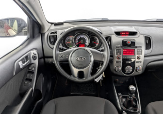 Подержанный автомобиль Kia Cerato Sedan 2010 года (21 фото)