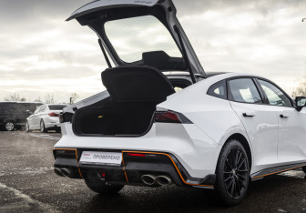 Подержанный автомобиль Changan UNI-V 2023 года (20 фото)