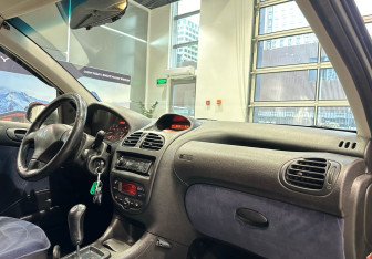 Подержанный автомобиль Peugeot 206 Hatchback 2002 года (11 фото)