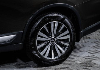 Подержанный автомобиль Mitsubishi Outlander 2019 года (15 фото)