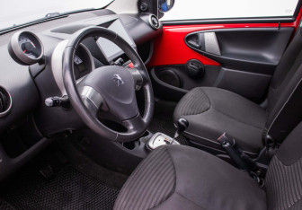 Подержанный автомобиль Peugeot 107 2012 года (10 фото)