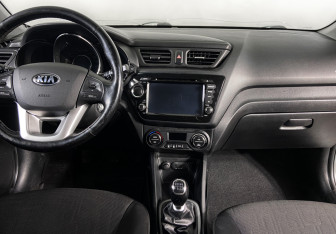 Подержанный автомобиль Kia Rio Hatchback 2015 года (11 фото)