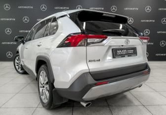 Подержанный автомобиль Toyota RAV4 2021 года (7 фото)