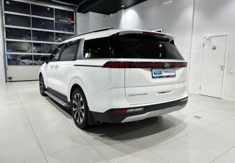 Подержанный автомобиль Kia Carnival 2021 года (7 фото)