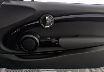 Подержанный автомобиль MINI Hatch 2019 года (24 фото)
