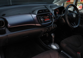 Подержанный автомобиль Honda Fit 2012 года (7 фото)
