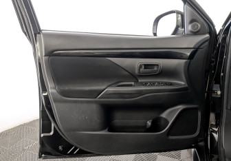 Подержанный автомобиль Mitsubishi Outlander 2018 года (19 фото)