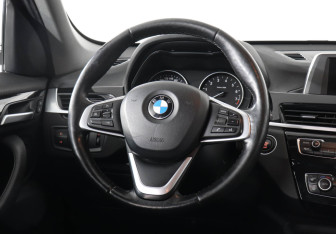 Подержанный автомобиль BMW X1 2017 года (14 фото)