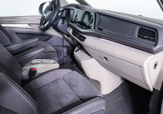 Подержанный автомобиль Volkswagen Multivan 2022 года (11 фото)