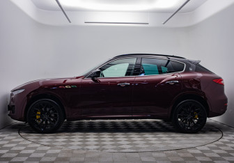 Подержанный автомобиль Maserati Levante 2017 года (8 фото)
