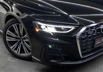 Подержанный автомобиль Audi A8 2023 года (27 фото)